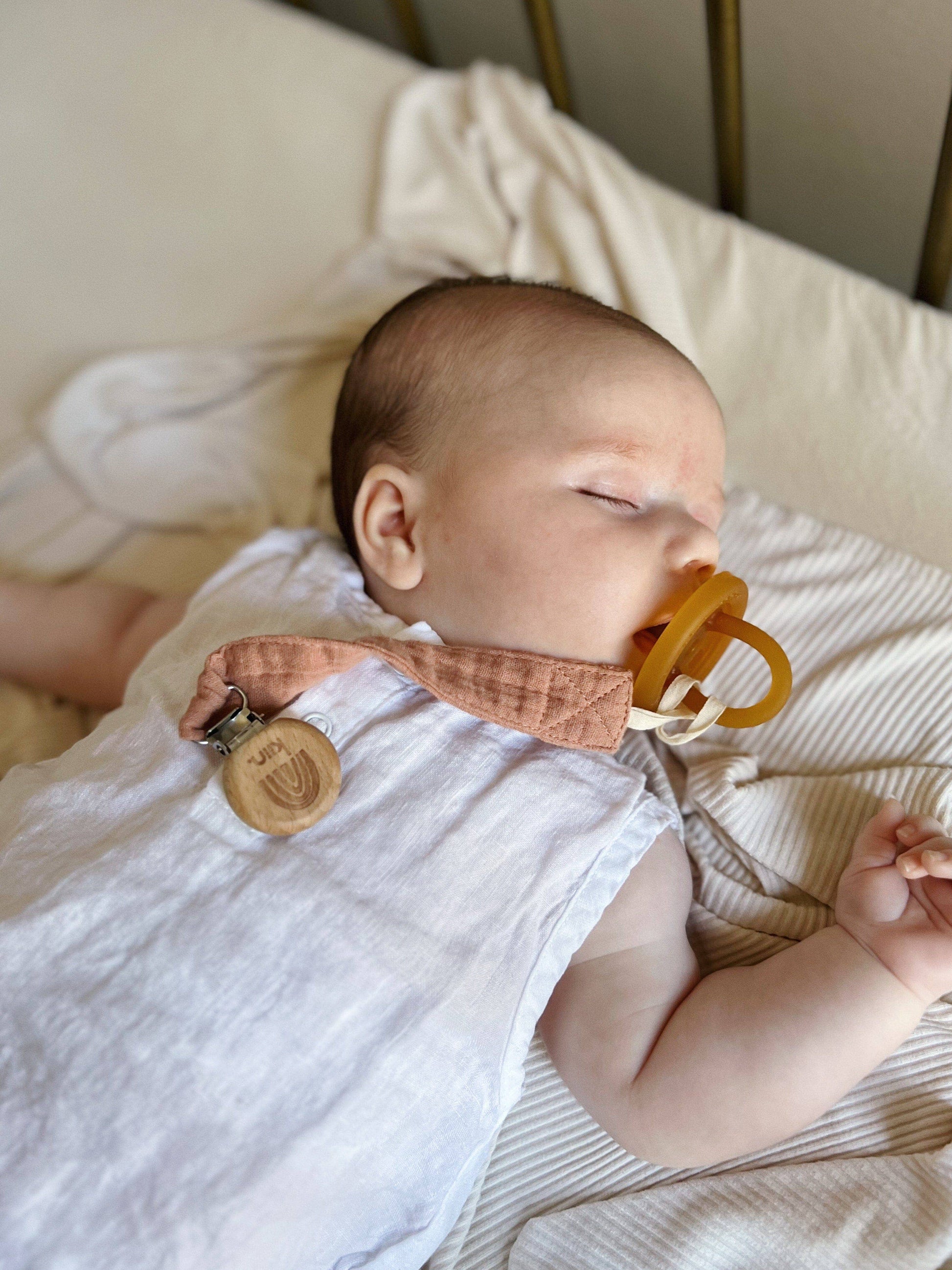 Kiin eco-friendly cotton dummy clip ivory in use - baby sleep