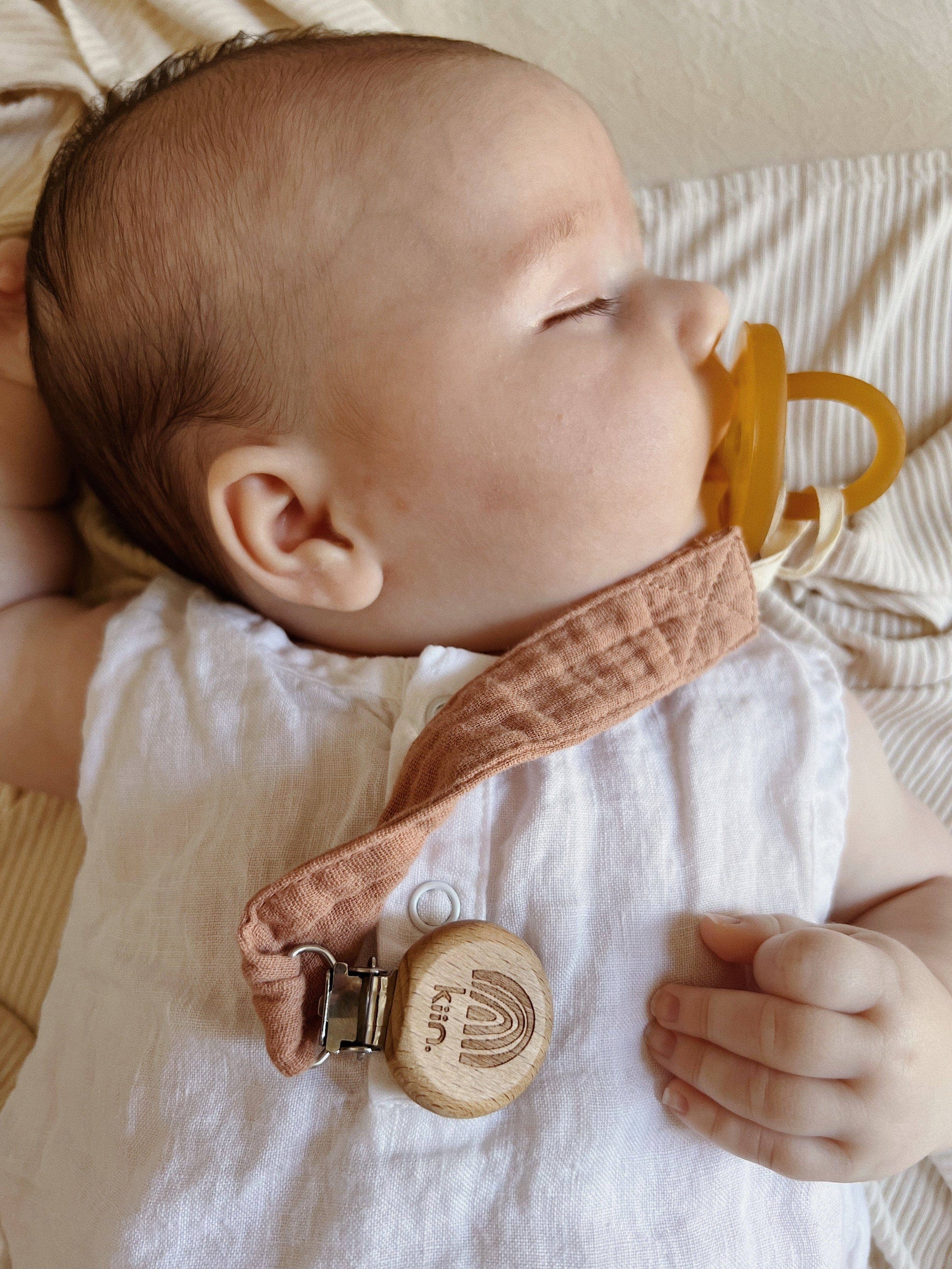 Kiin eco-friendly cotton dummy clip ivory in use - baby sleep 2