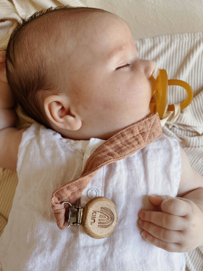 Kiin eco-friendly cotton dummy clip ivory in use - baby sleep 2