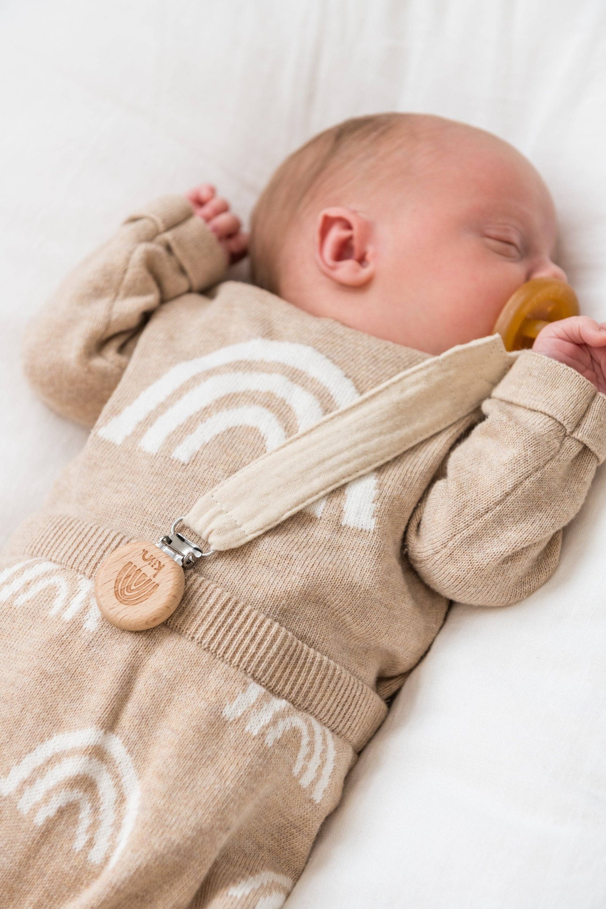 Kiin eco-friendly cotton dummy clip ivory in use - baby sleep 3