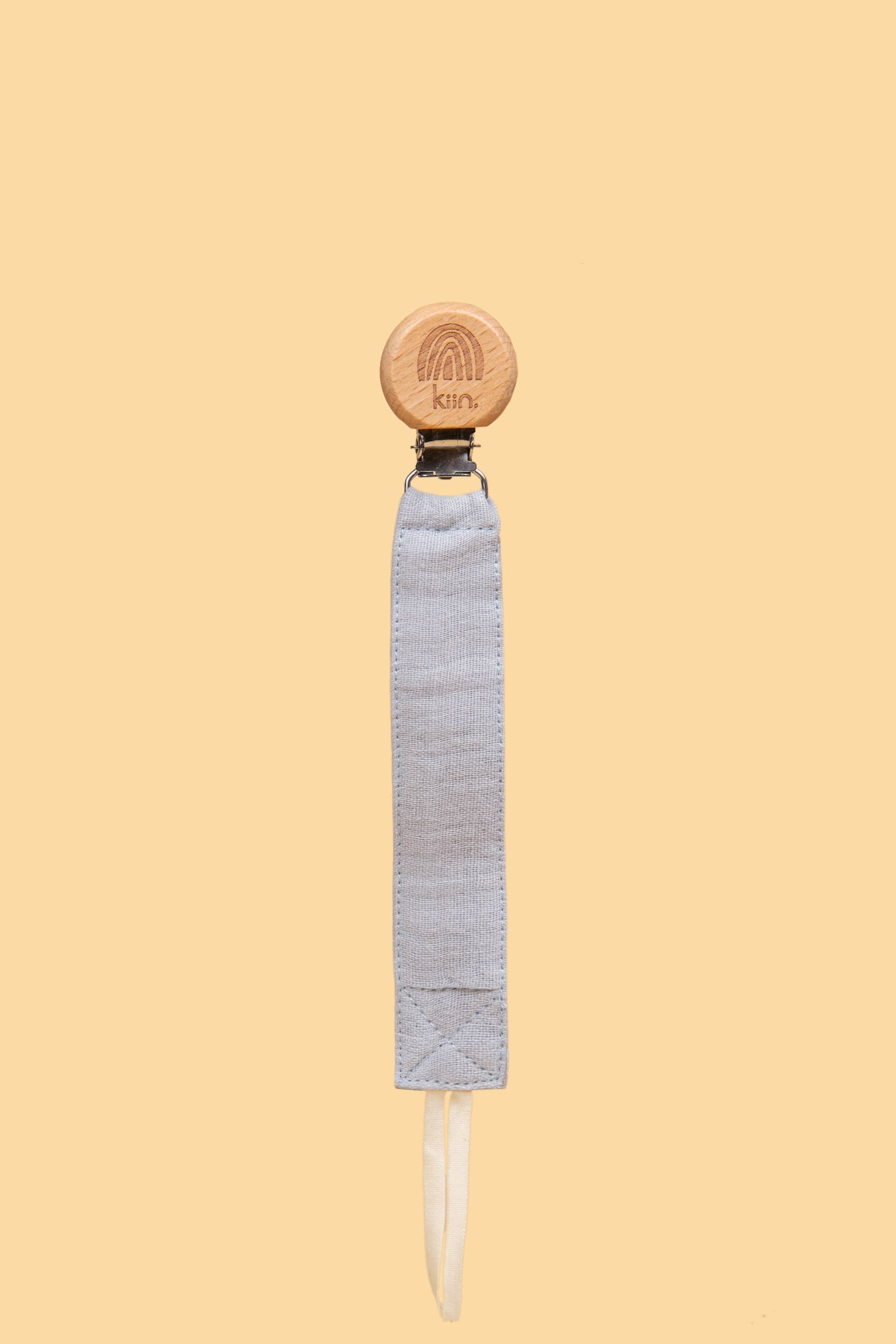 Kiin eco-friendly cotton dummy clip ivory in use - grey