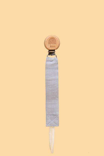 Kiin eco-friendly cotton dummy clip ivory in use - grey