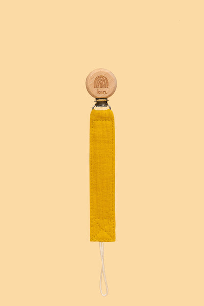 Kiin eco-friendly cotton dummy clip ivroy in use - pumpkin