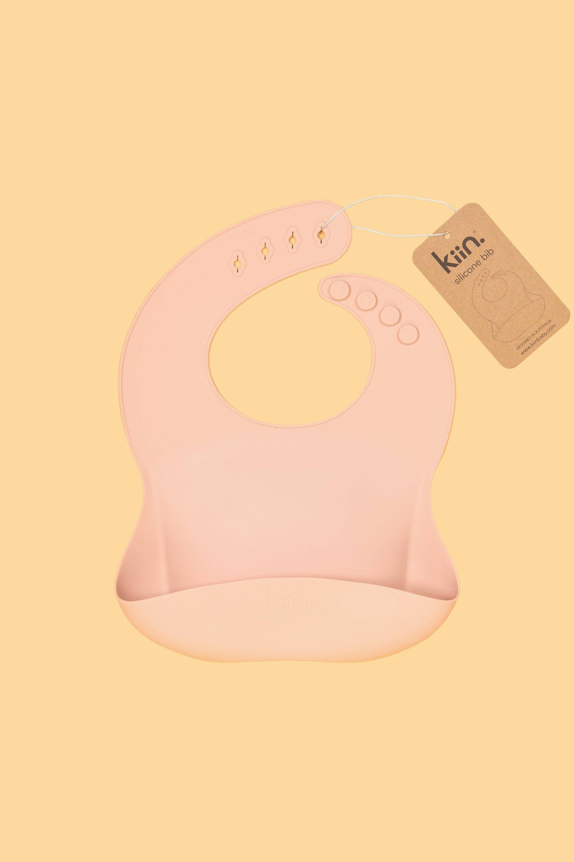 Kiin silicone bib with crumb-catching pocket - salmon tag 1